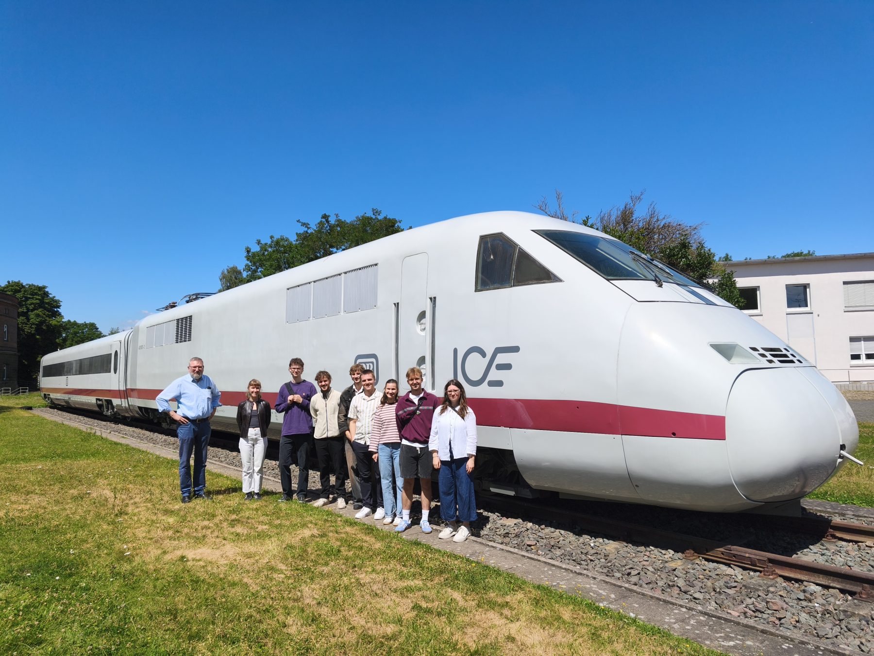 Studenten der DB InfraGo posieren gemeinsam vor ICE
