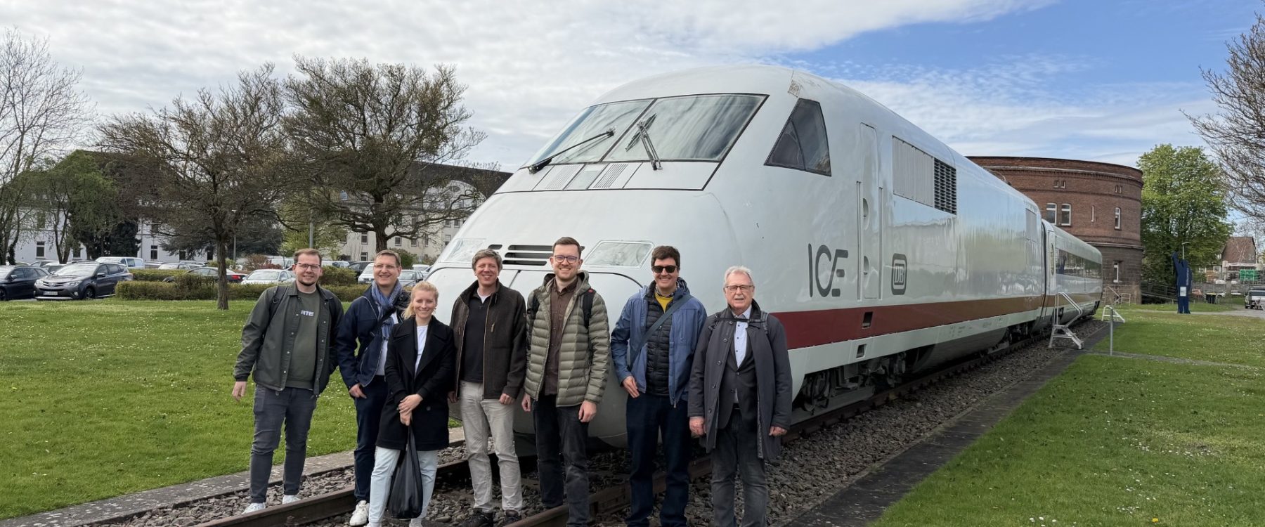 Besucher posieren in Minden vor dem ICE