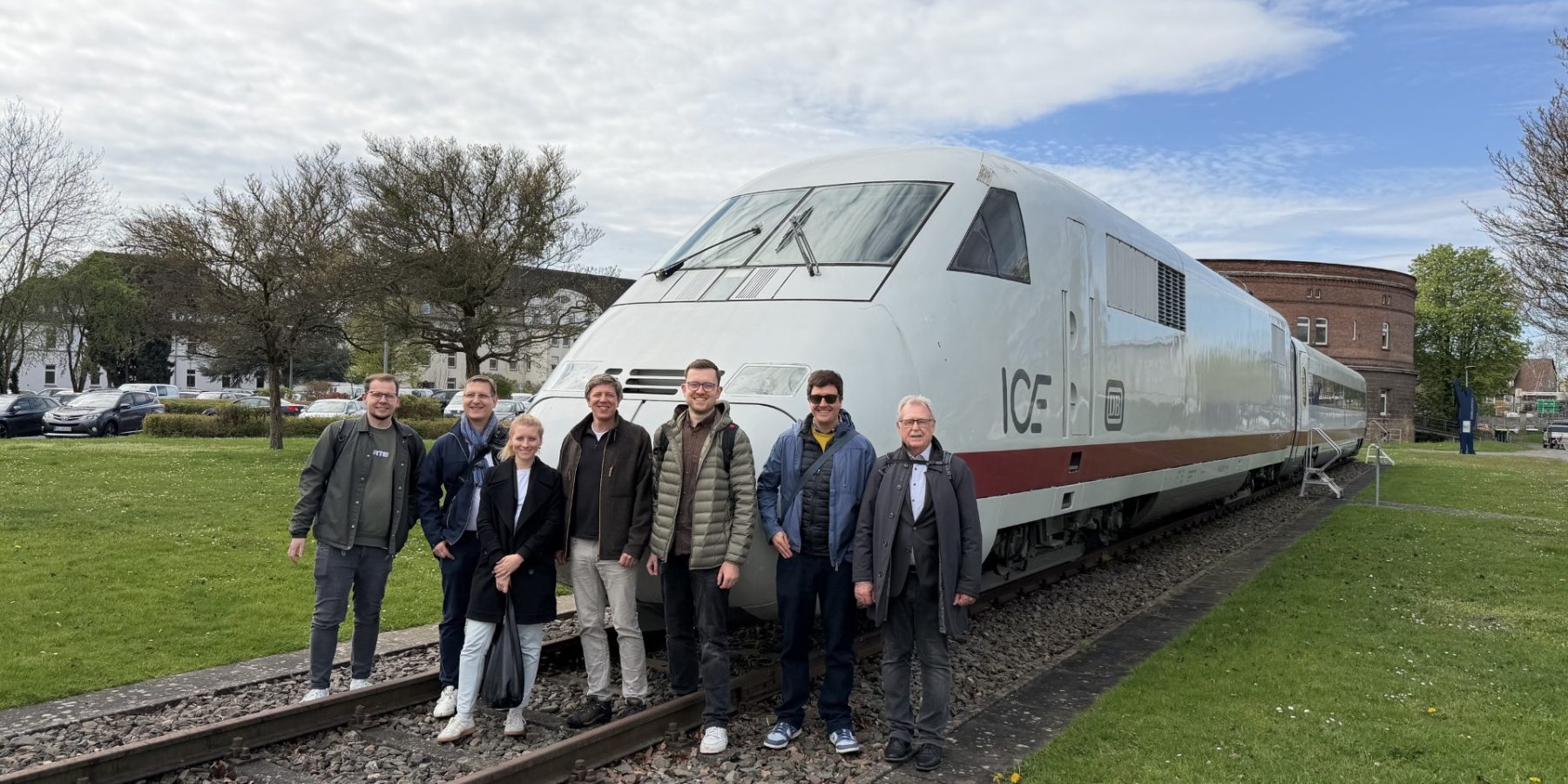 Besucher posieren in Minden vor dem ICE