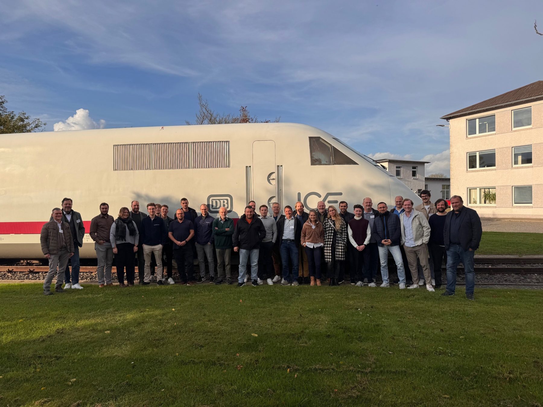 Teilnehmergruppe des DMG Seminars stehen vor einem ICE