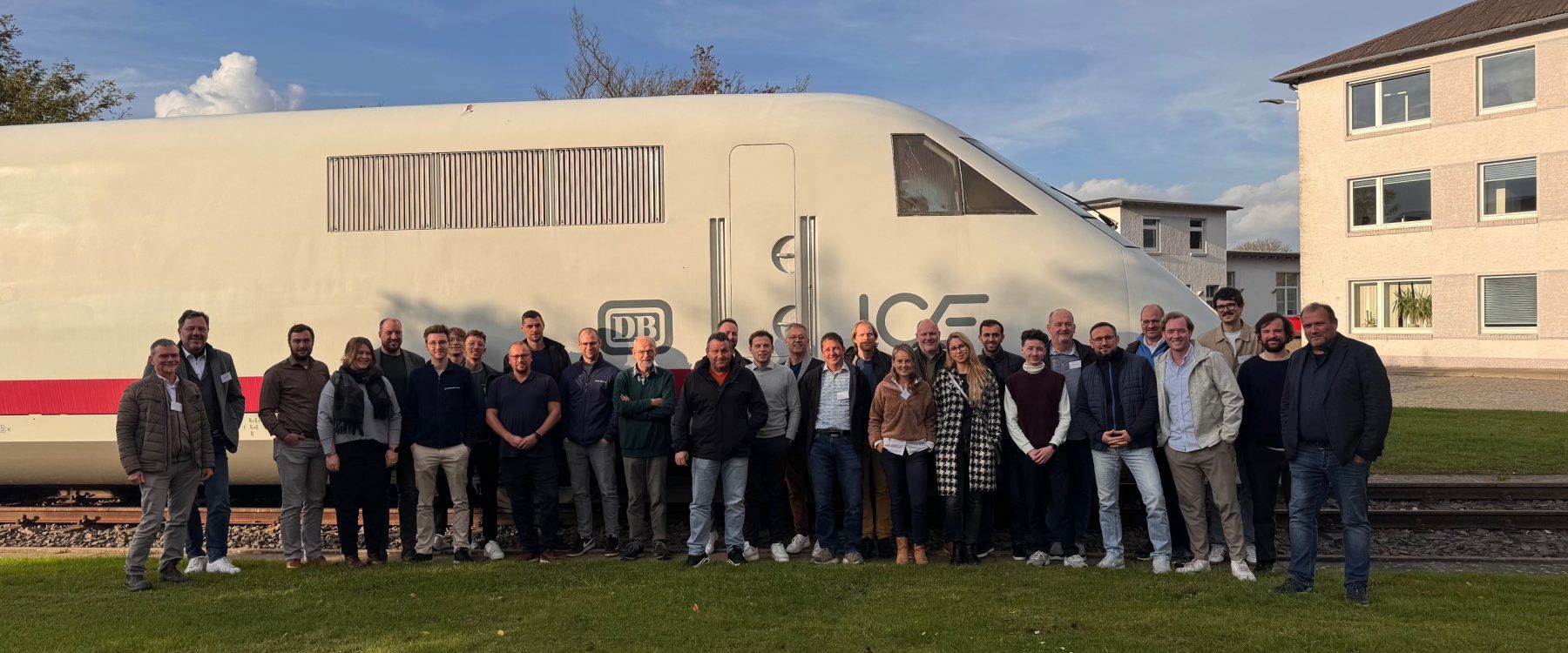 Teilnehmergruppe des DMG Seminars stehen vor einem ICE