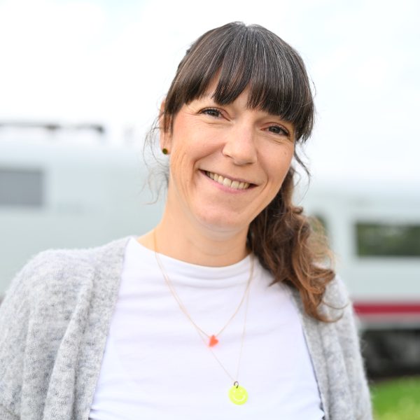 Anika Ahrens vor ICE ist neues Teammitglied des RailCampus OWL e.V.