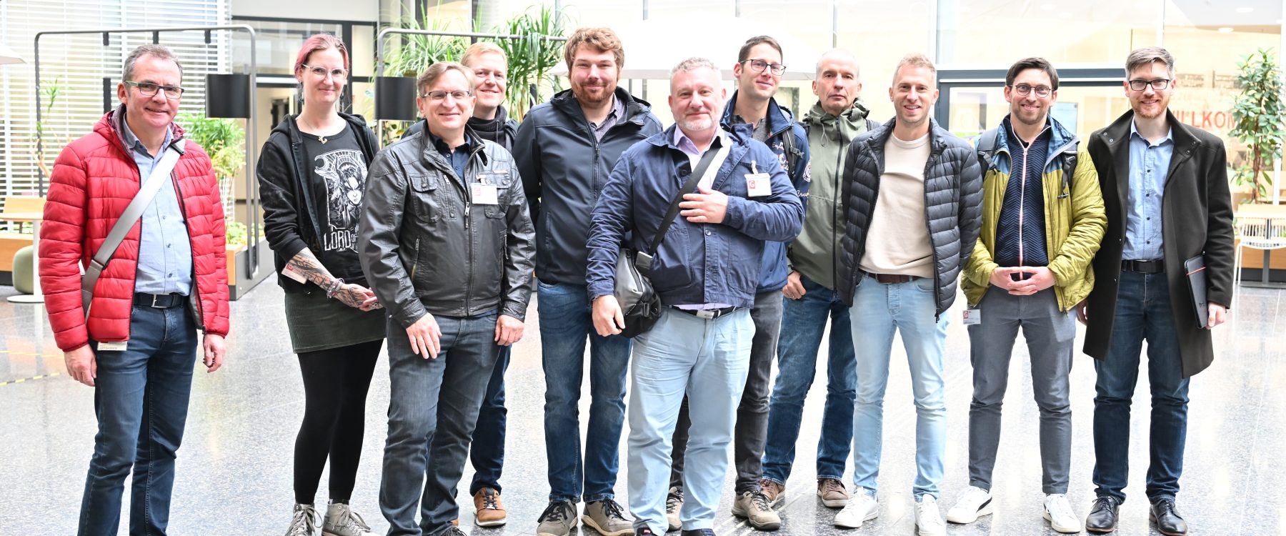 Eine Gruppe von Menschen posiert für ein Foto