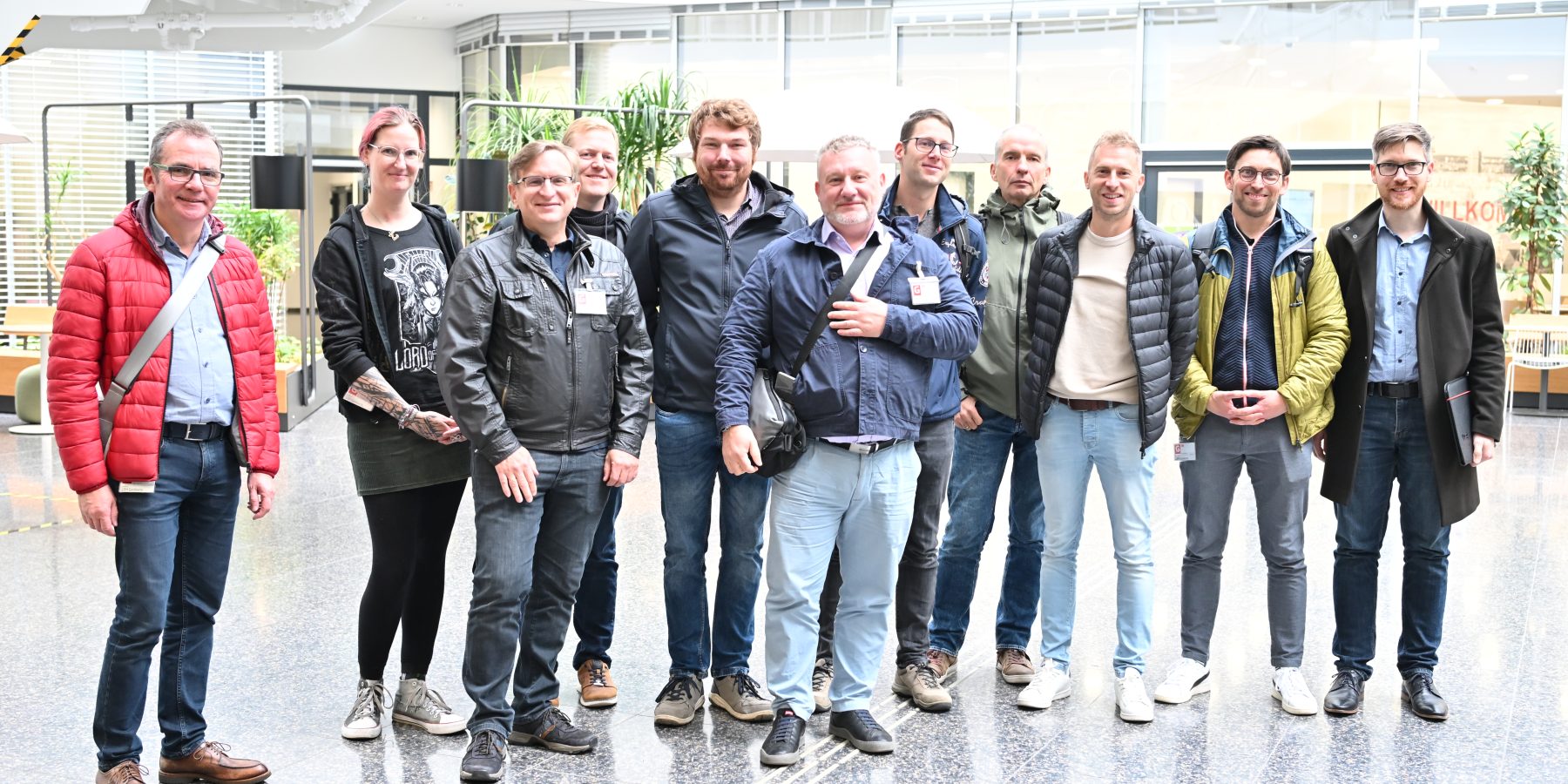 Eine Gruppe von Menschen posiert für ein Foto