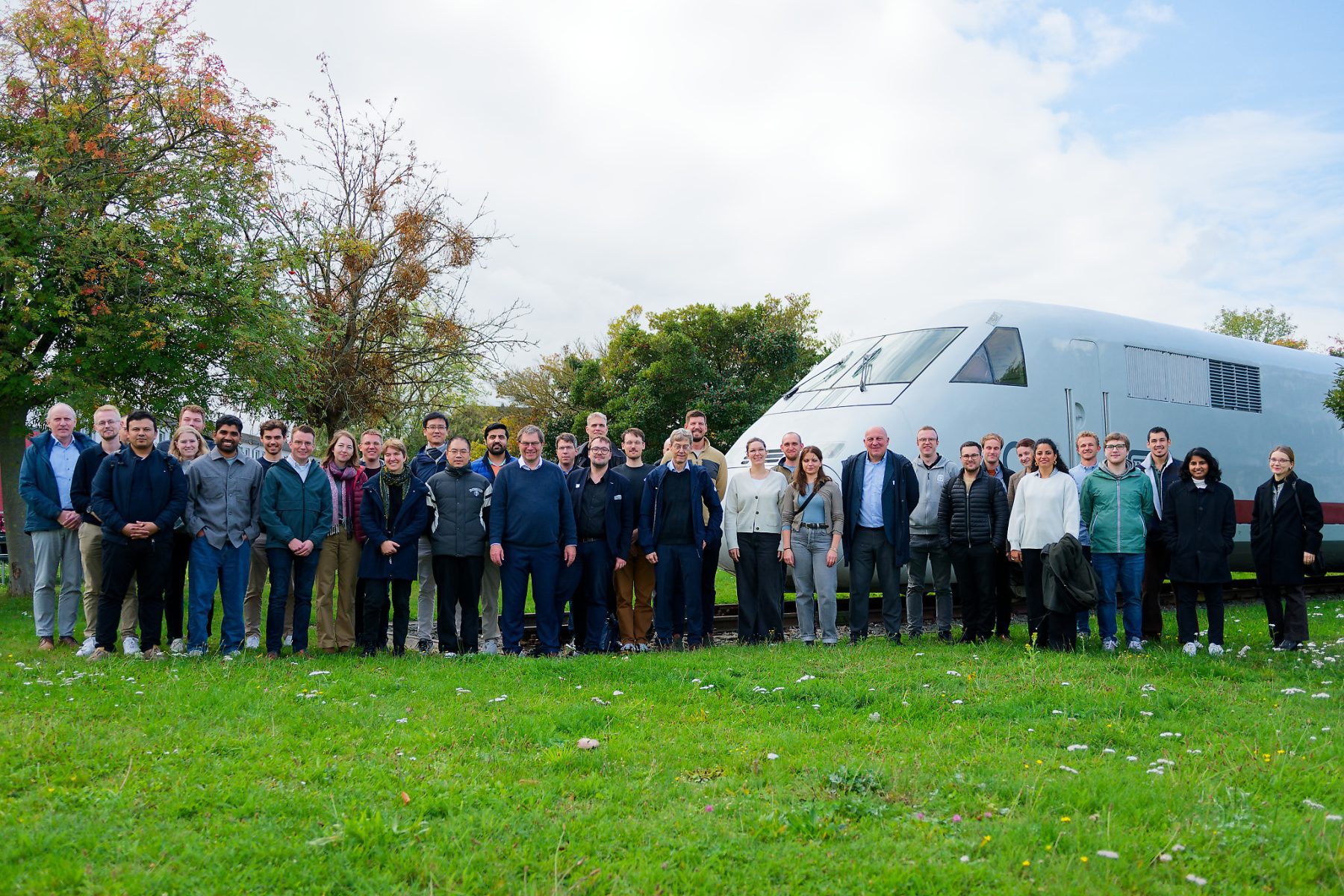Seminarteilnehmer posieren gemeinsam für ein Foto