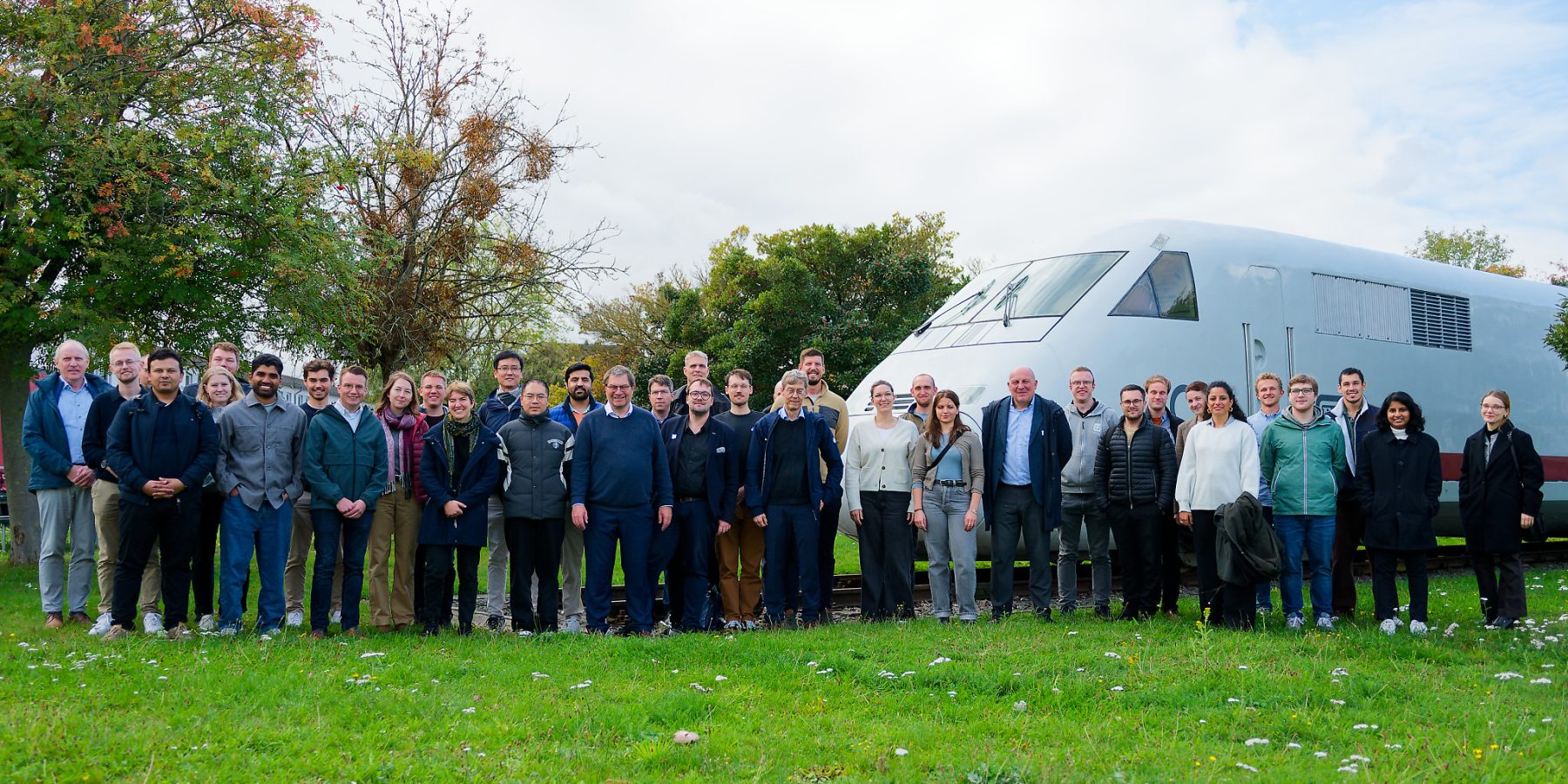 Seminarteilnehmer posieren gemeinsam für ein Foto