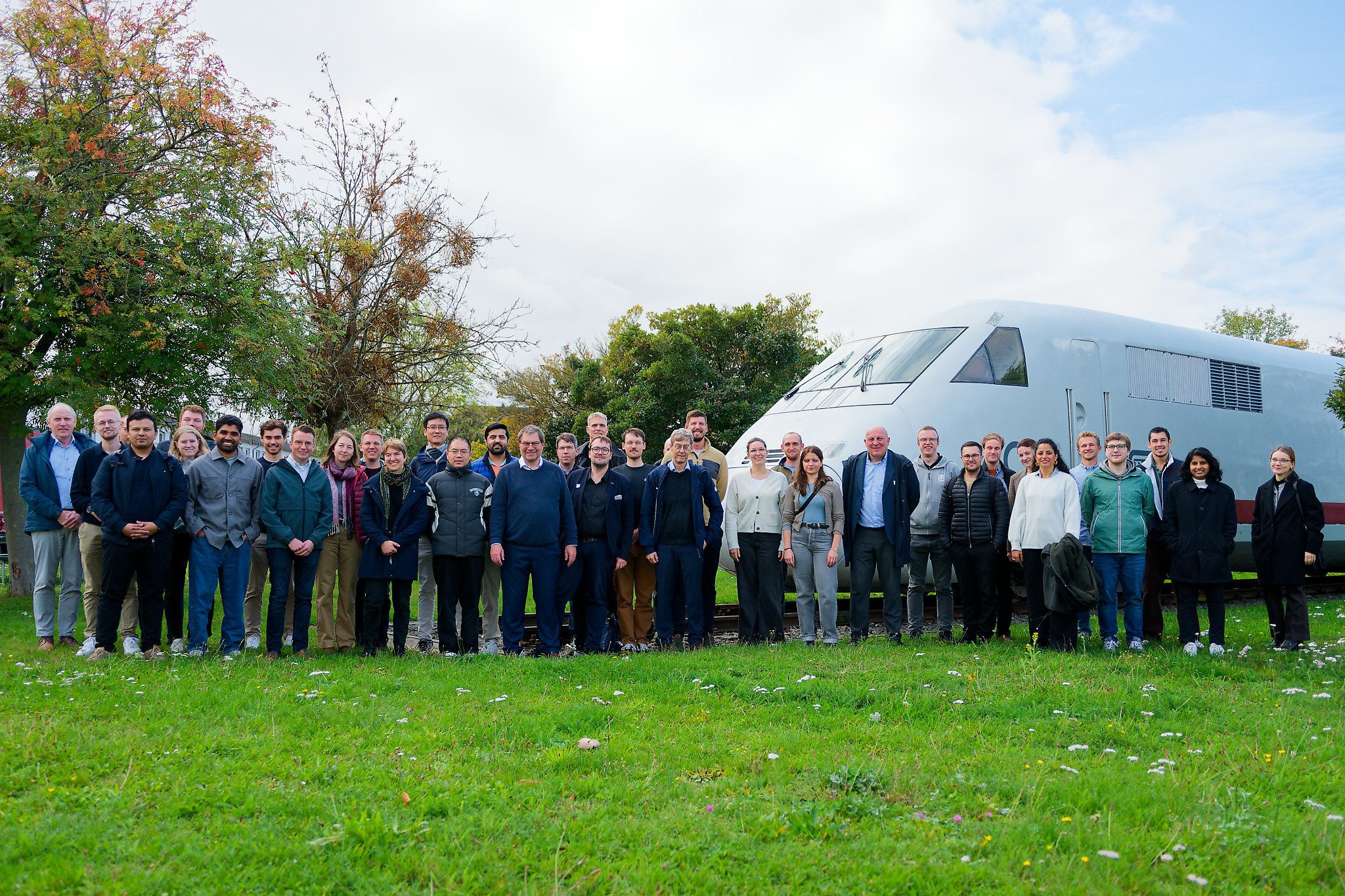 Seminarteilnehmer posieren gemeinsam für ein Foto