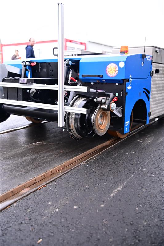 Demonstration des Zweiwege-Fahrzeuges auf Schiene und Straße