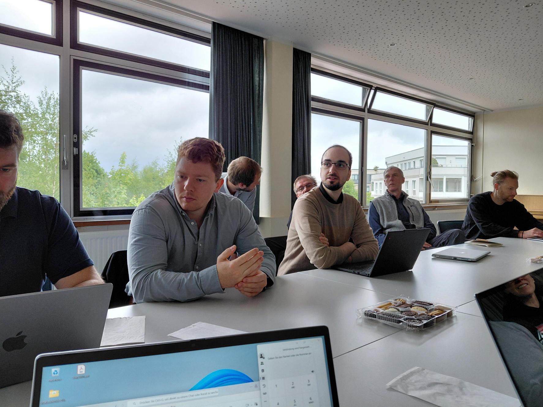Menschen arbeiten gemeinsam