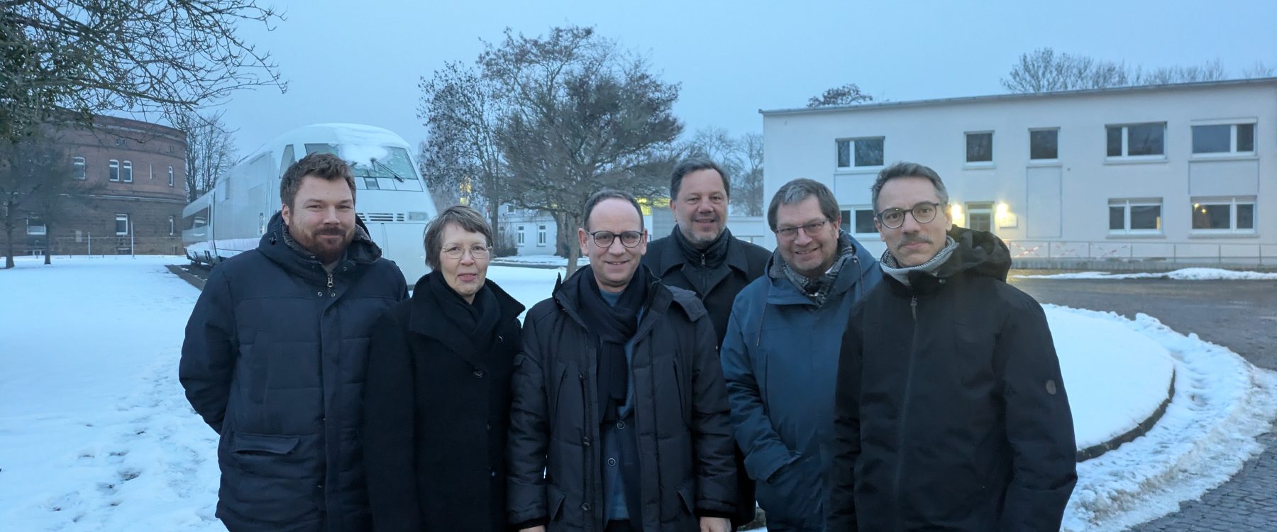 Neuer Oberbürgermeister von Minden Peter Kock posiert mit Vorstand des RailCampus OWL