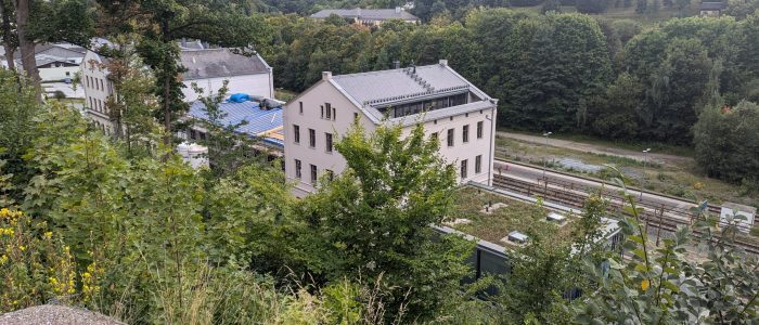 Ein Haus vor Schienen