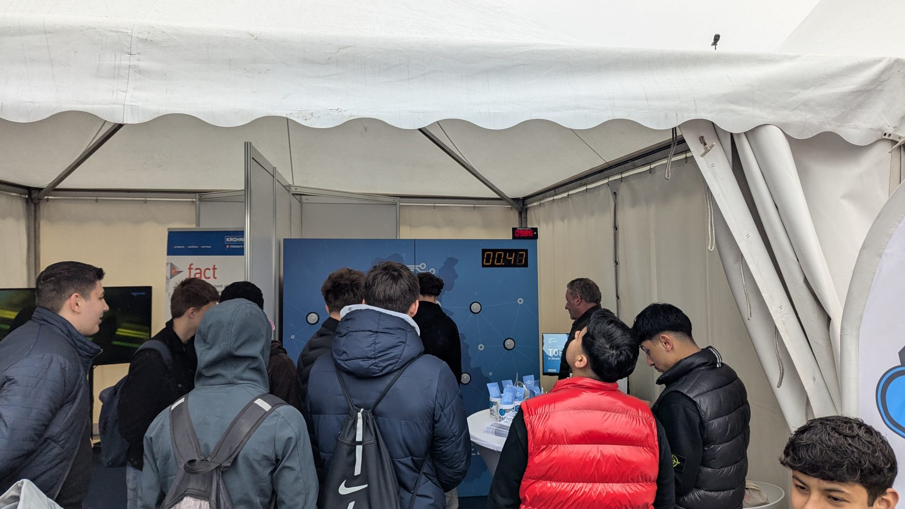 Viele Messebesucher sind am Stand
