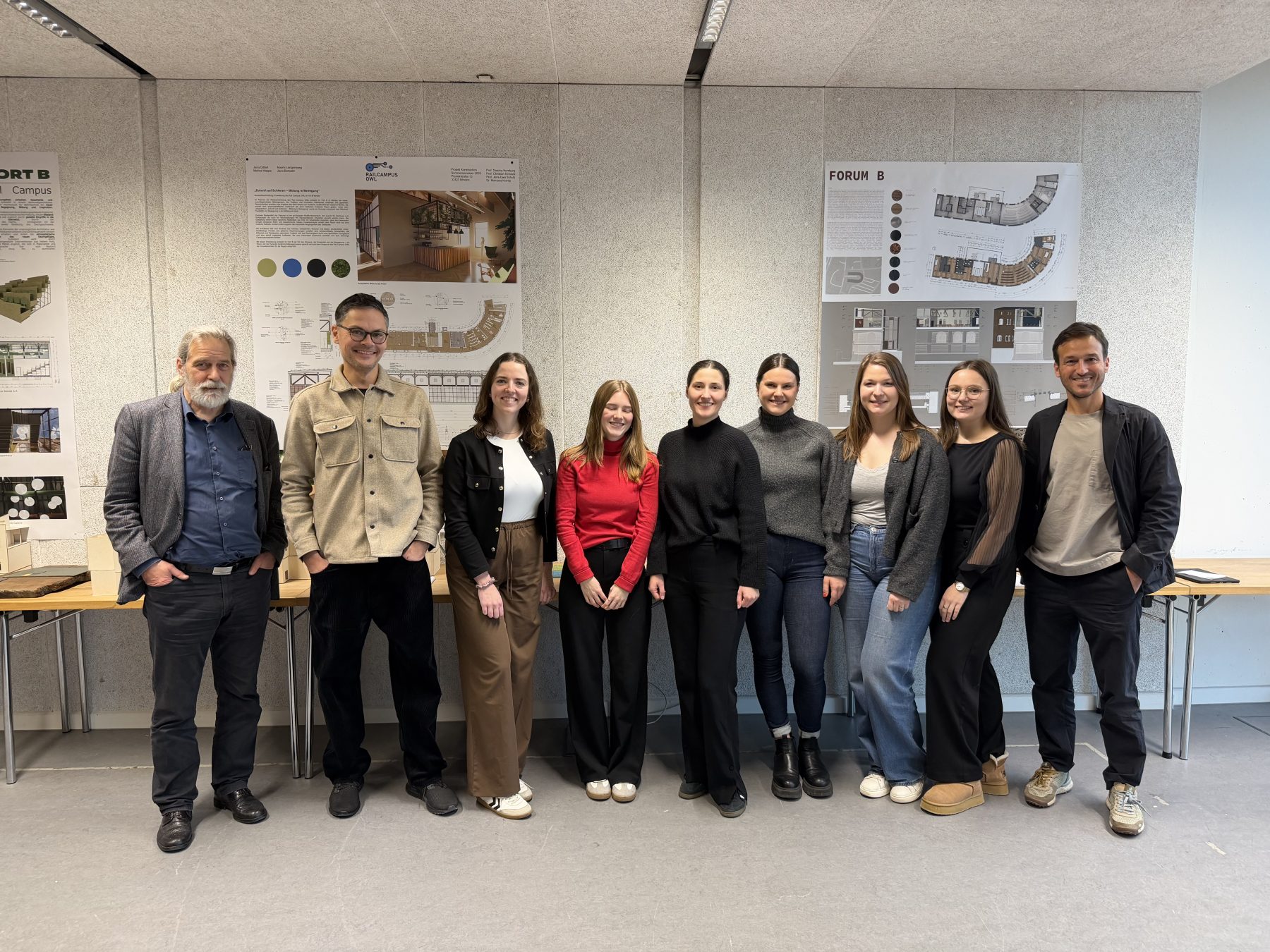 Das Projektteam posiert mit ihren Professoren