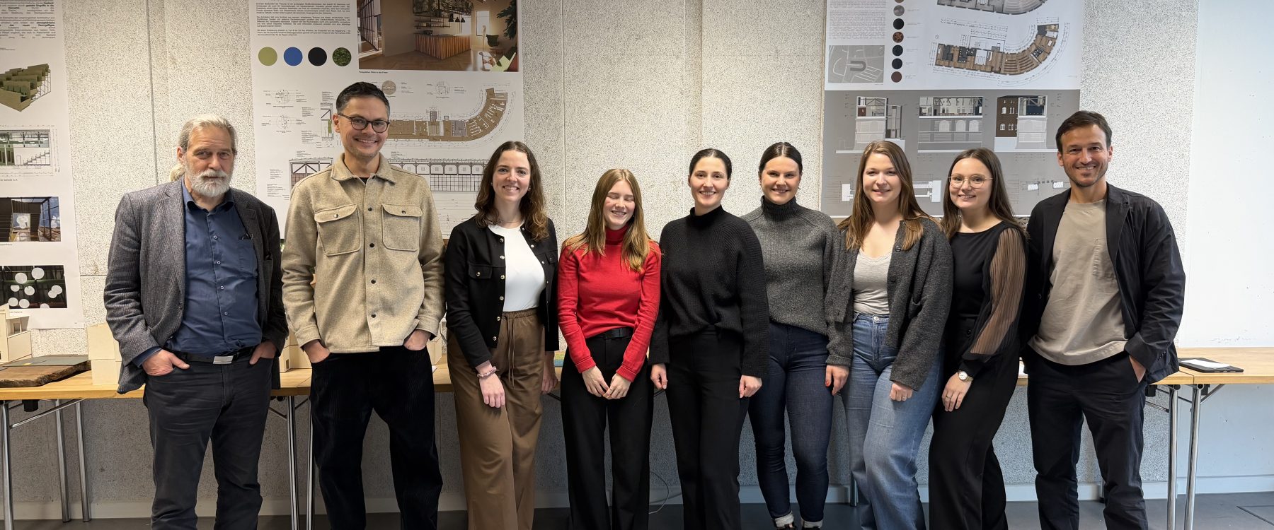 Das Projektteam posiert mit ihren Professoren