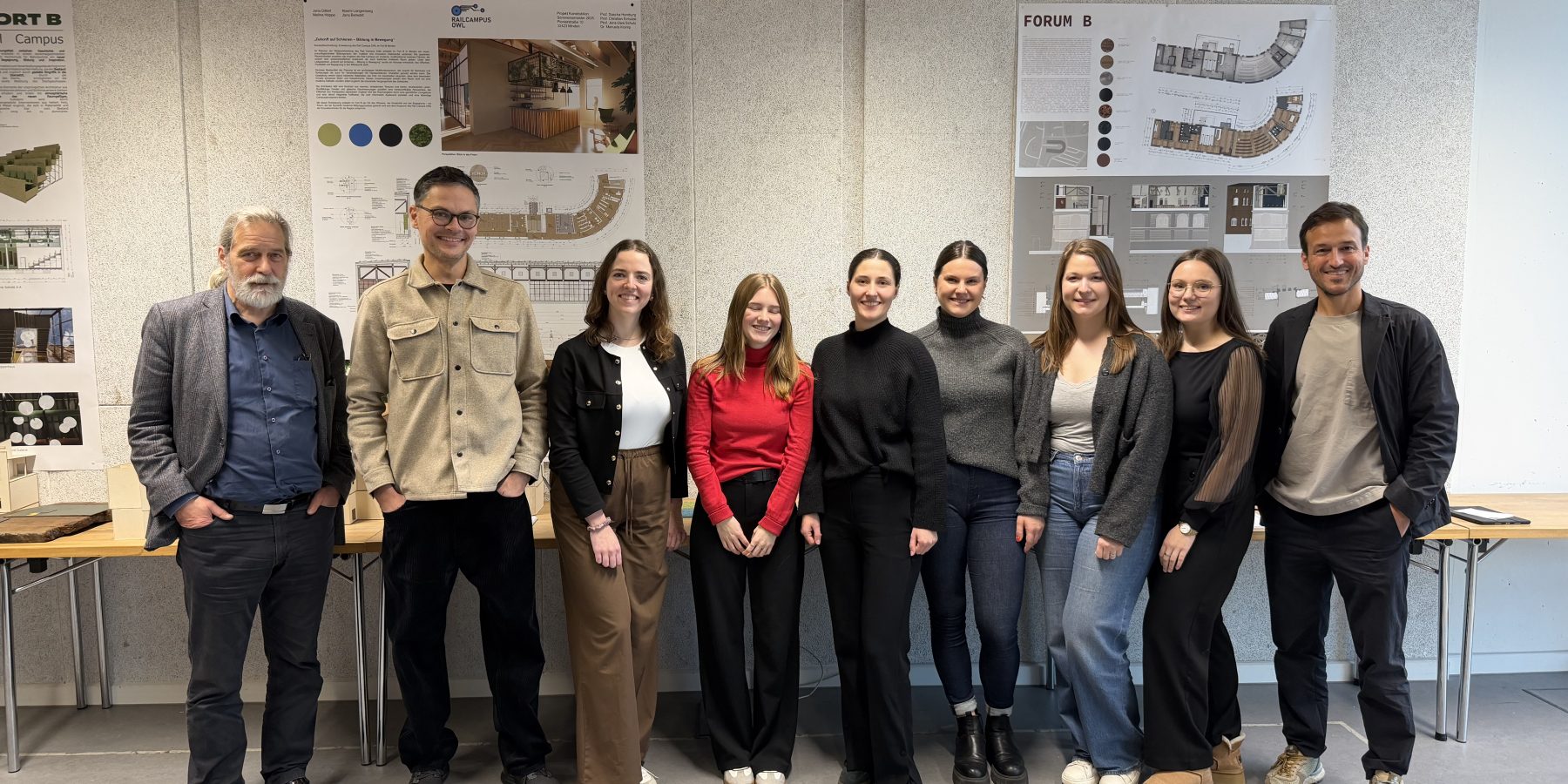 Das Projektteam posiert mit ihren Professoren