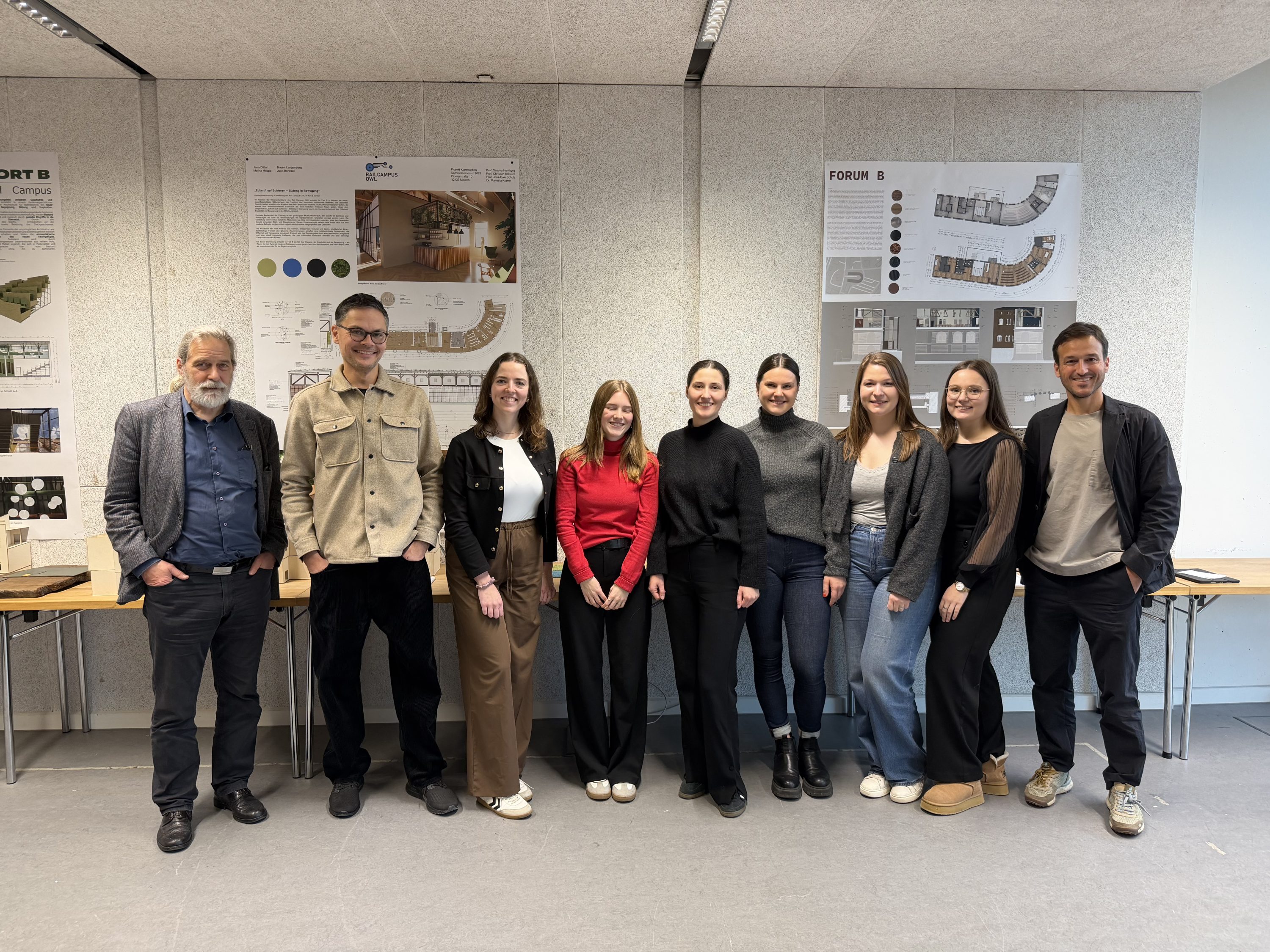 Das Projektteam posiert mit ihren Professoren