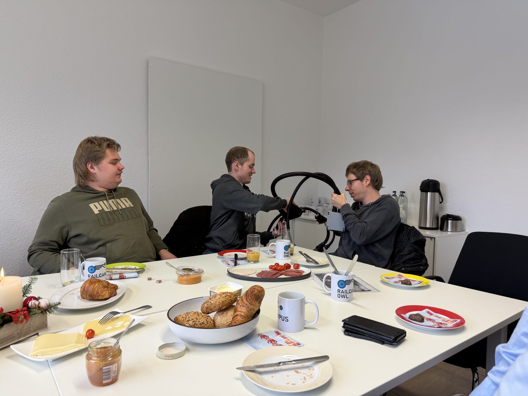 Studenten reichen sich Anschauungsmaterial weiter