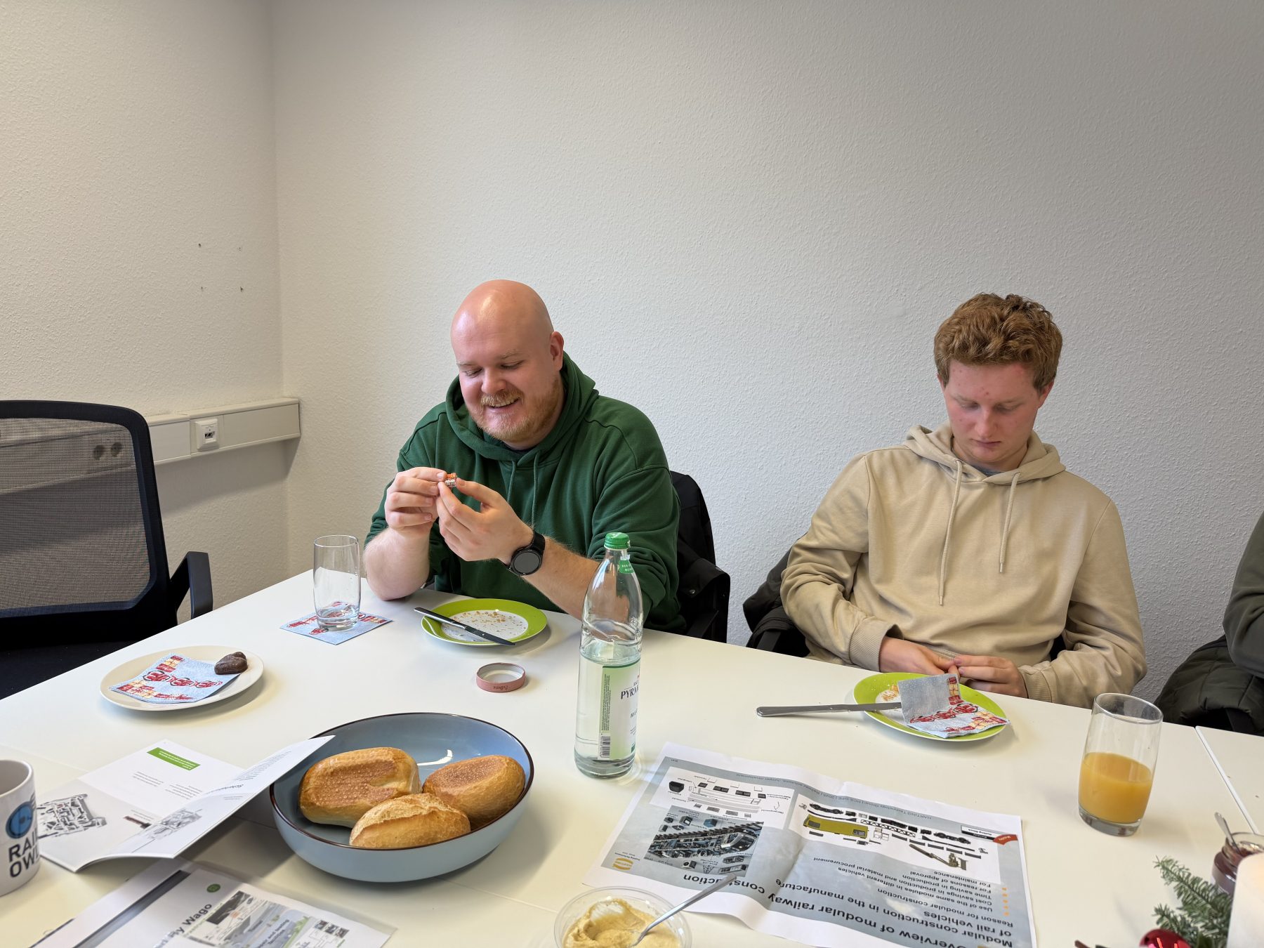 Studenten begutachten Produkte von WAGO