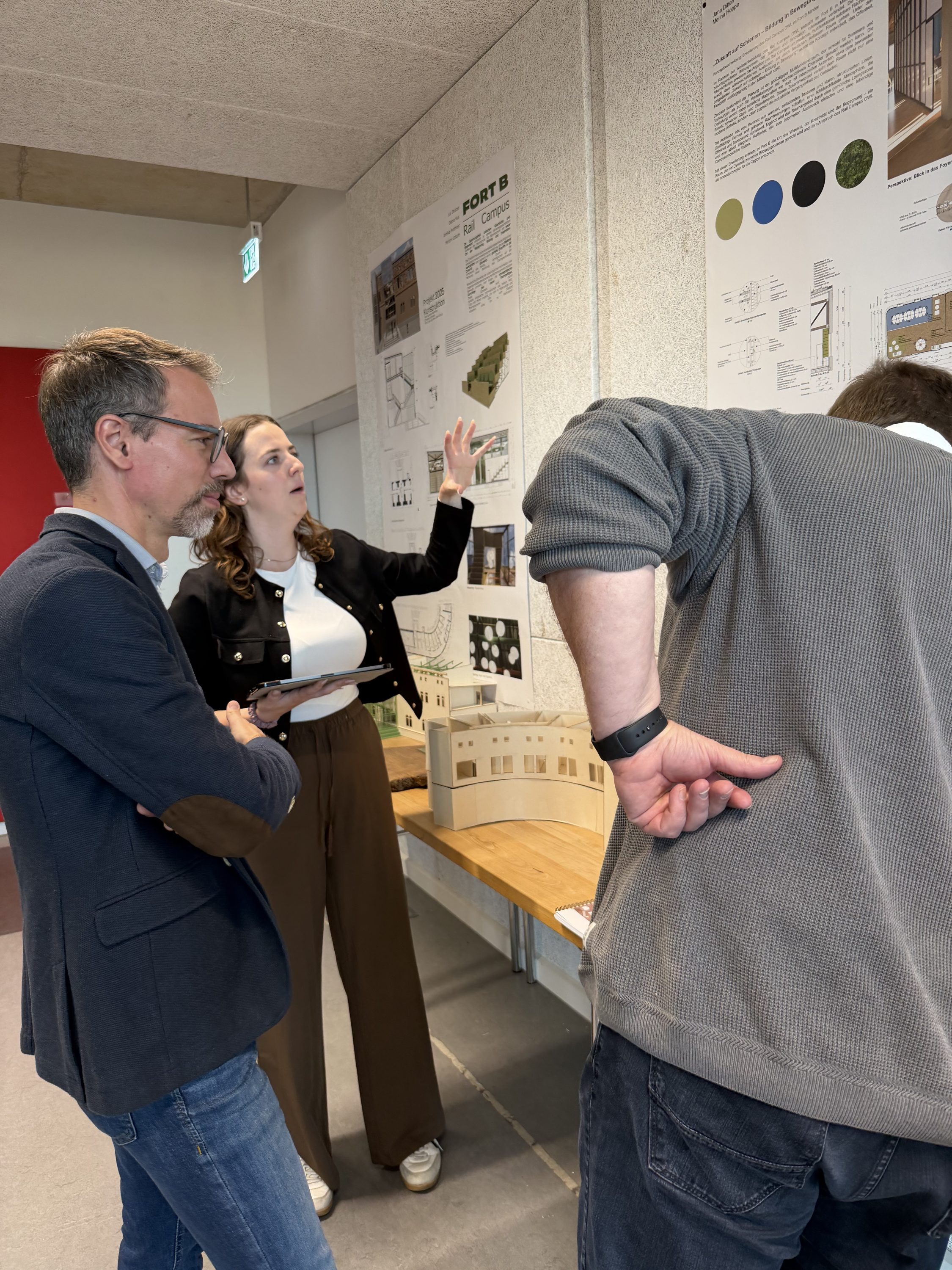 Eine Studierende erläutert den Entwurf den Gästen