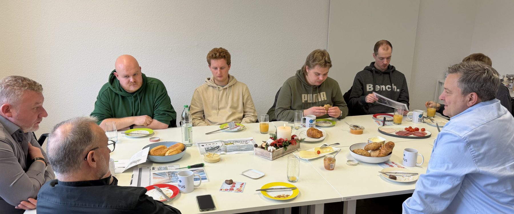 Studenten und Wirtschaft gemeinsam an einem Tisch