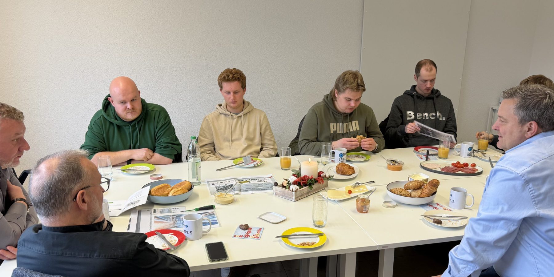 Studenten und Wirtschaft gemeinsam an einem Tisch