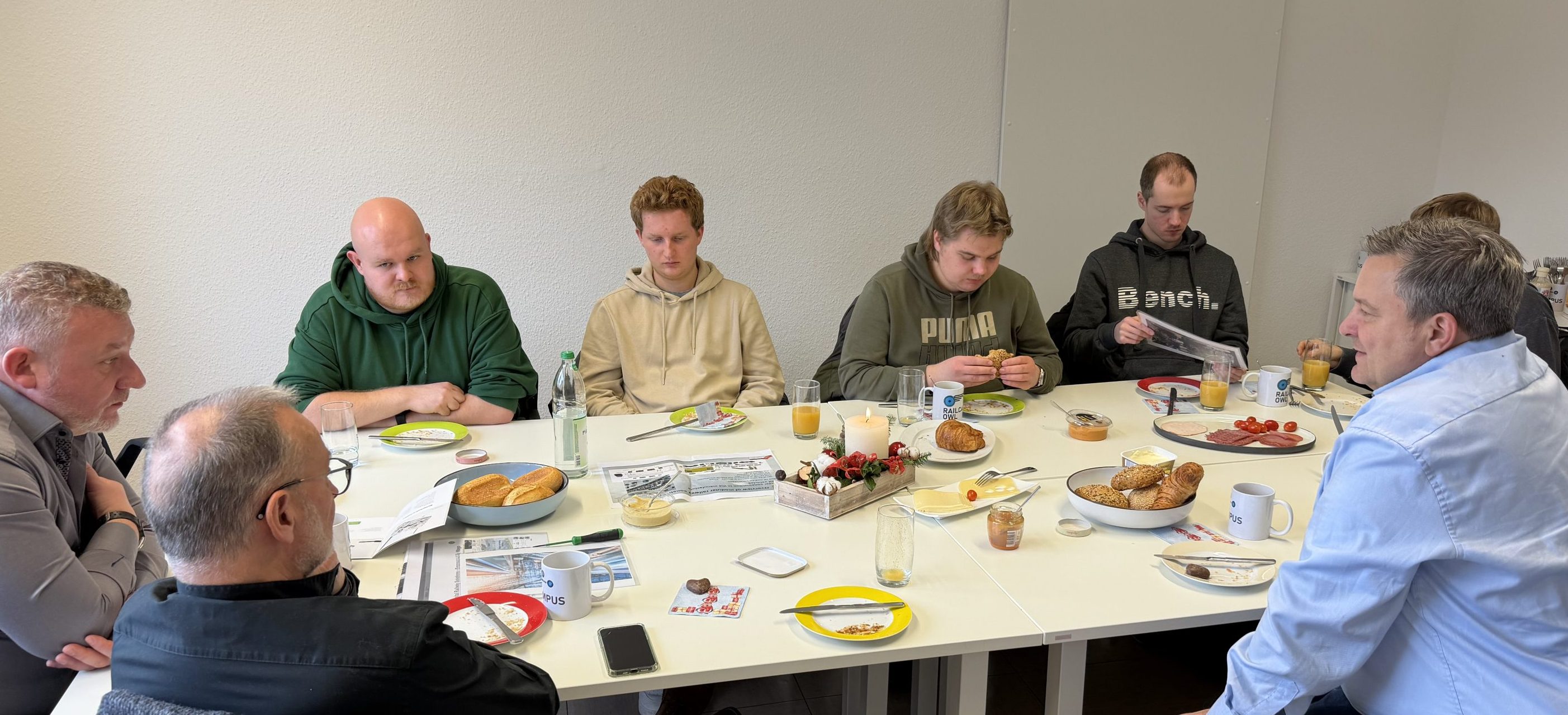 Studenten und Wirtschaft gemeinsam an einem Tisch
