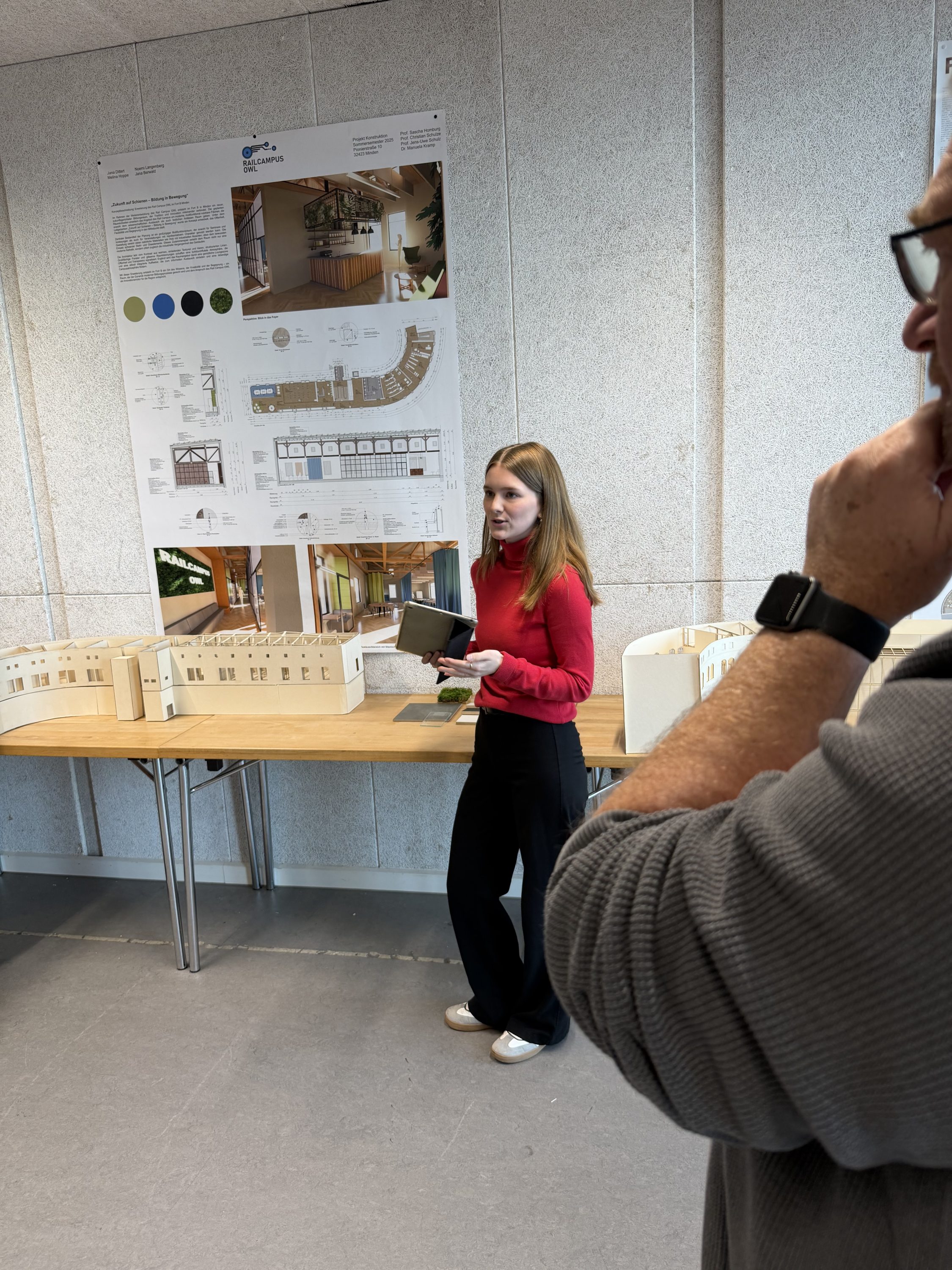 Eine Studierende erläutert die Ideen des Teams