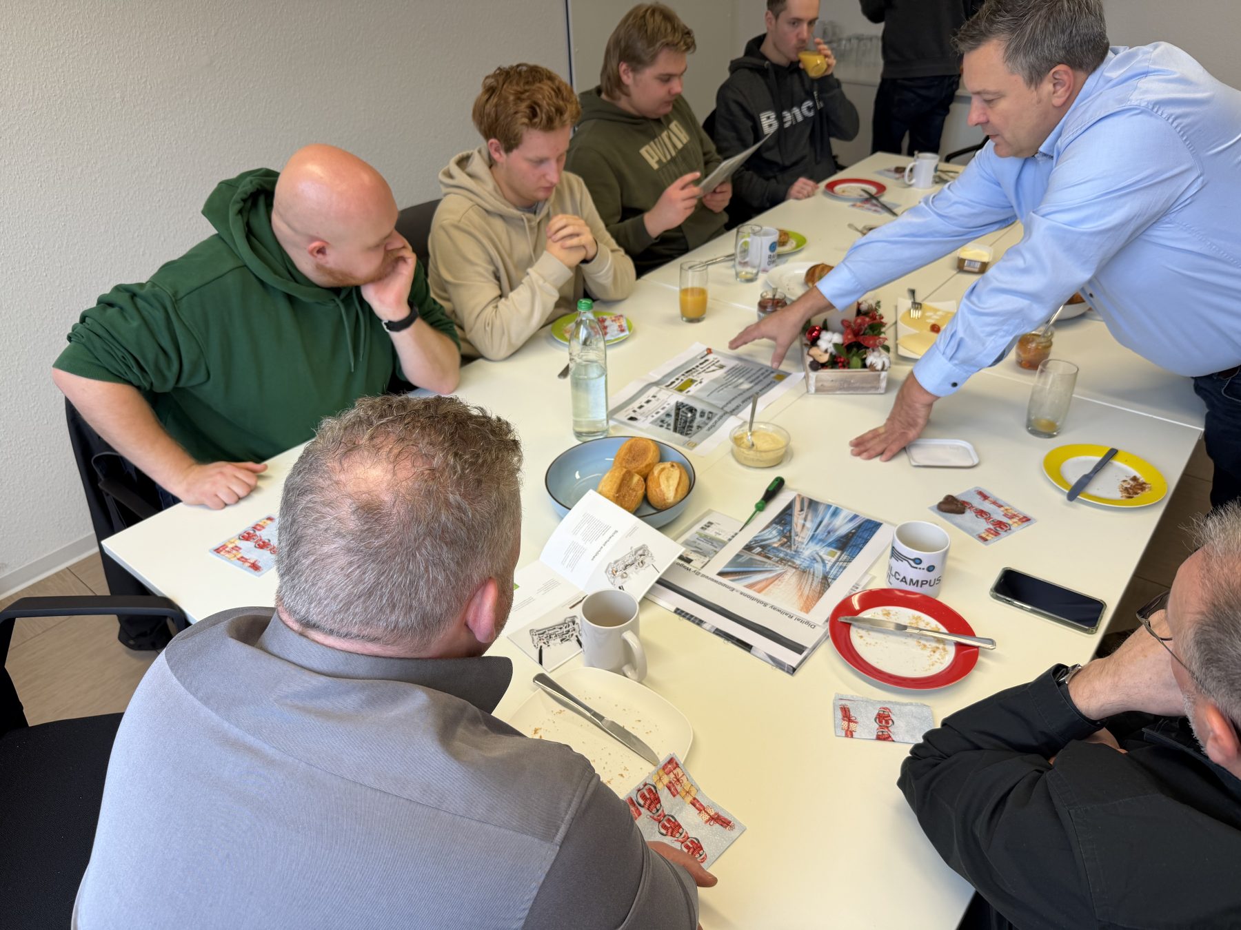 Marcus Kampka erklärt den anwesenden Studenten seine Inhalte