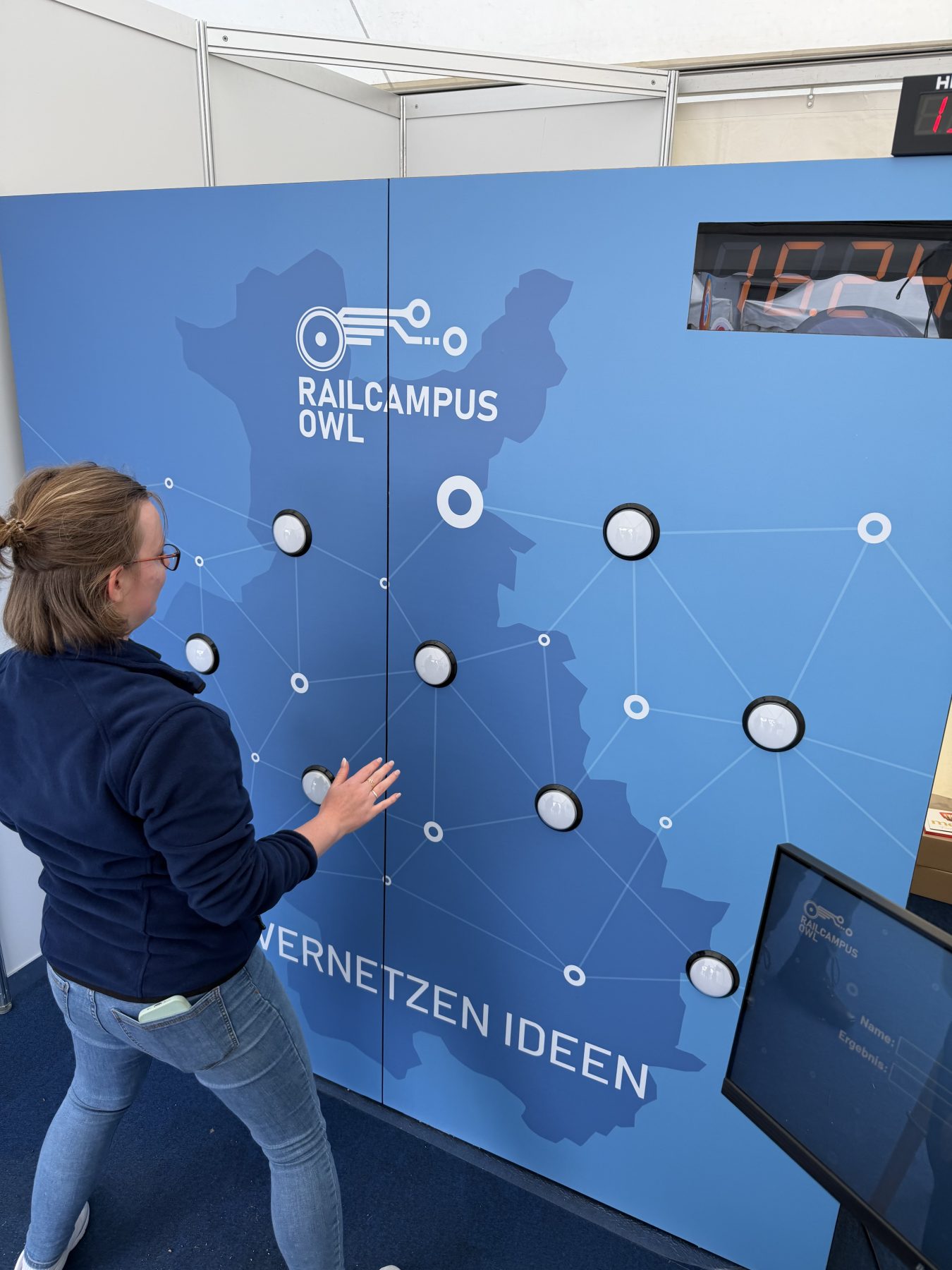 Eine Frau versucht die Bestzeit zu schlagen