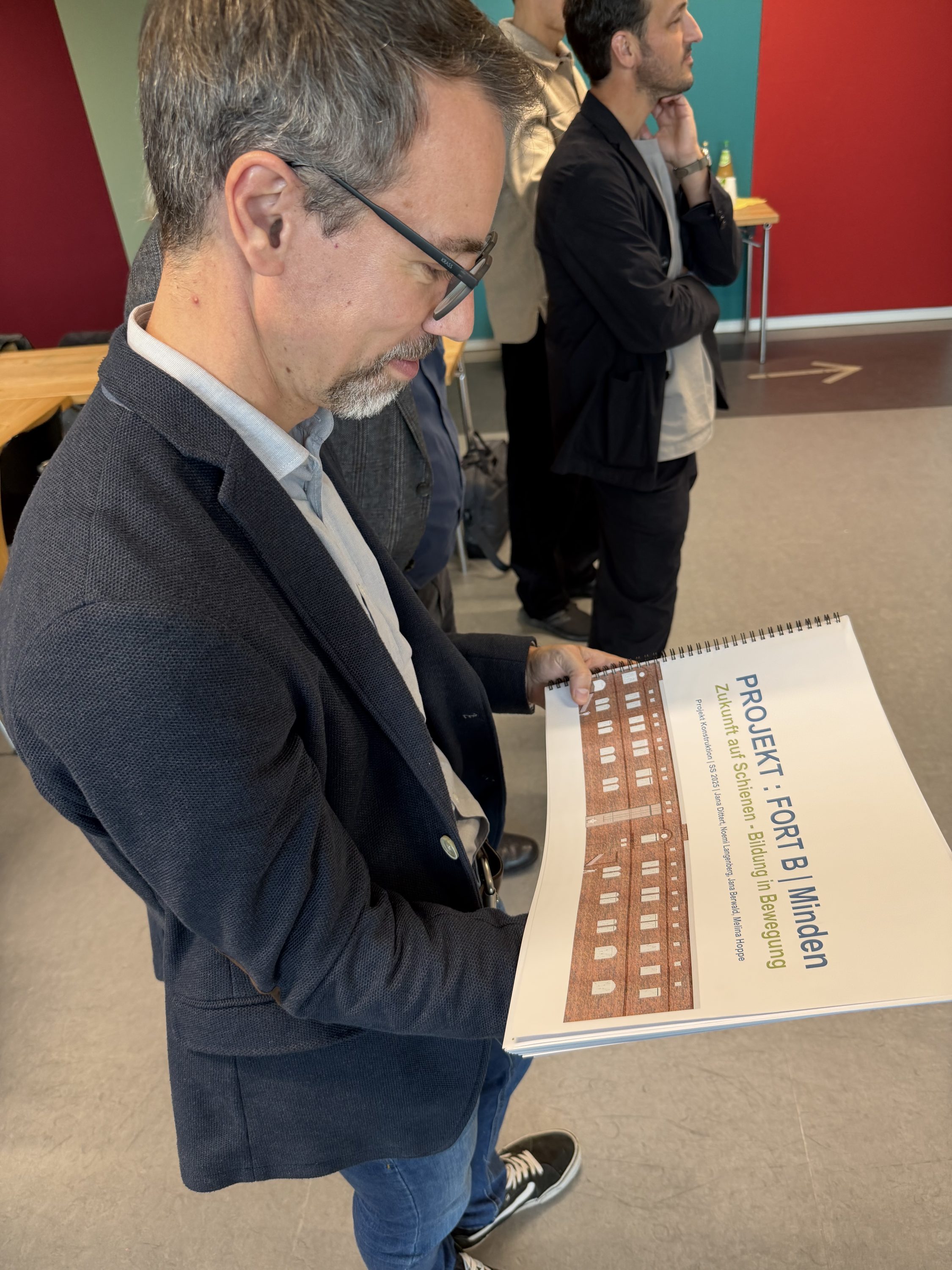 Ein Mann schaut sich weitere Projektentwürfe an