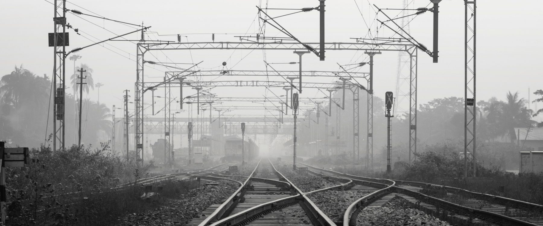 Bahnschienen in schwarz-weiß fotografiert