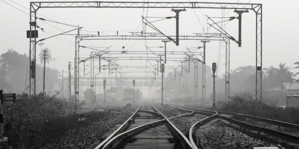 Bahnschienen in schwarz-weiß fotografiert