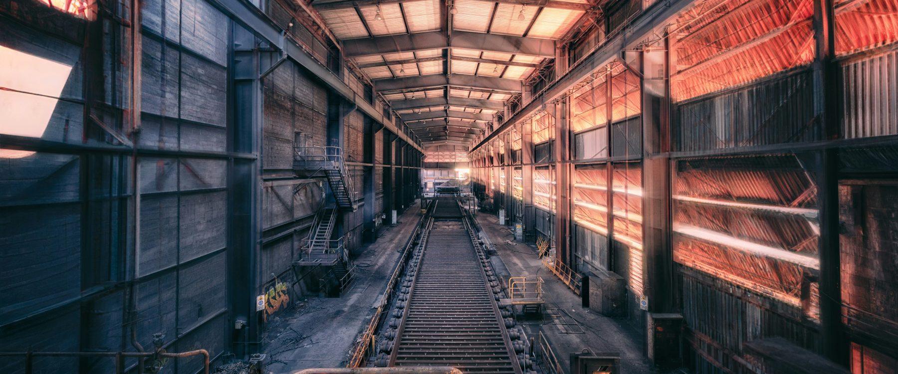 DB Halle mit Schienen