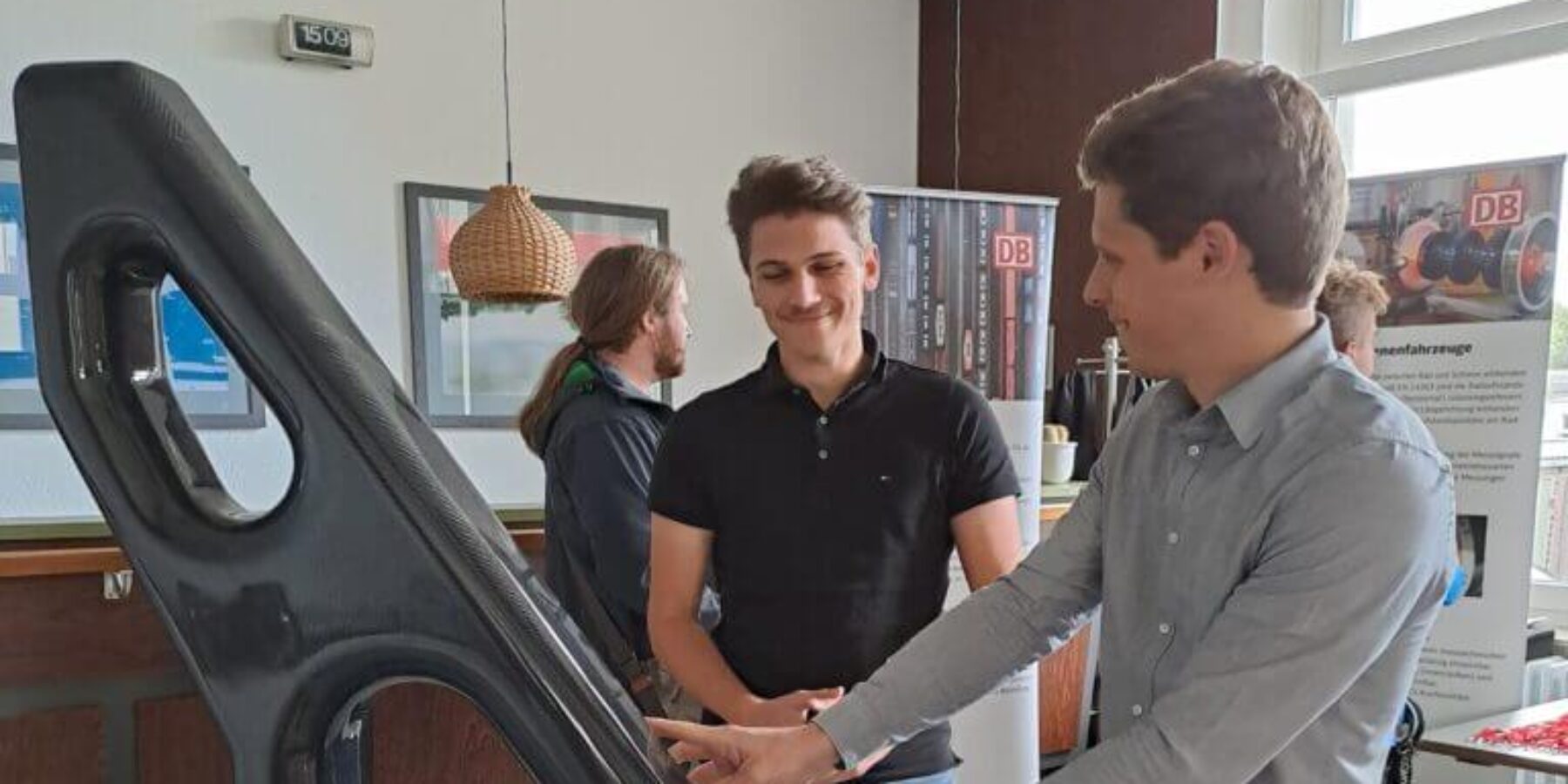 Schüler und Aussteller im Gespräch