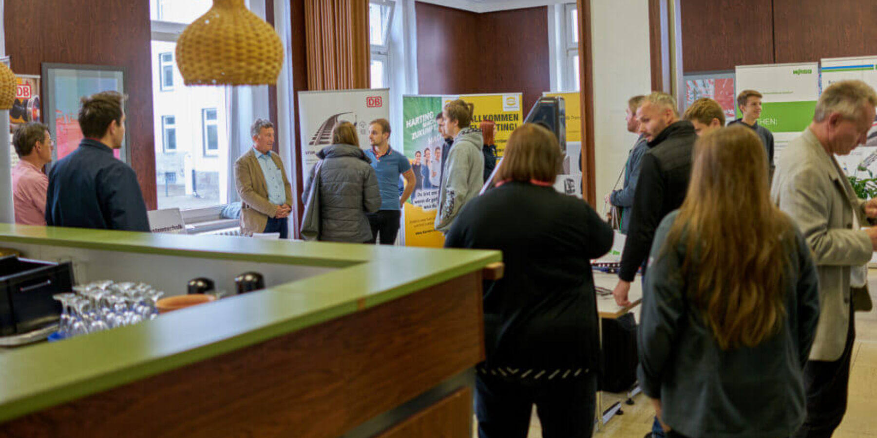 Raum mit den Ausstellern am Tag der Schiene